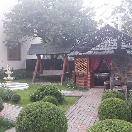 U Romana Yaremche Bagian luar foto